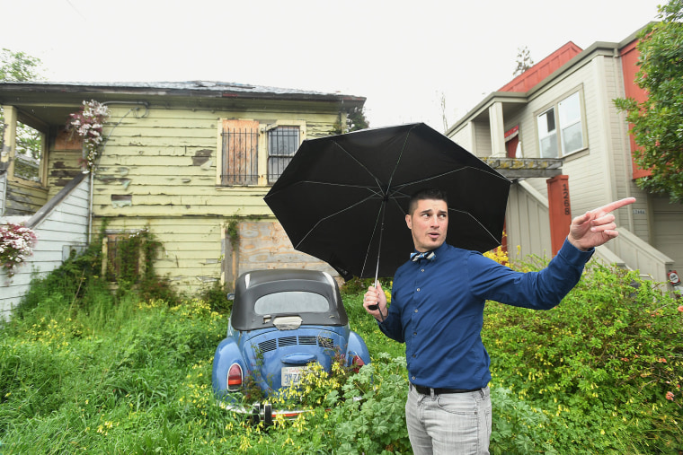 Image: Emeryville Vice-Mayor John Bauters gestures in front of a neglected property in Emeryville