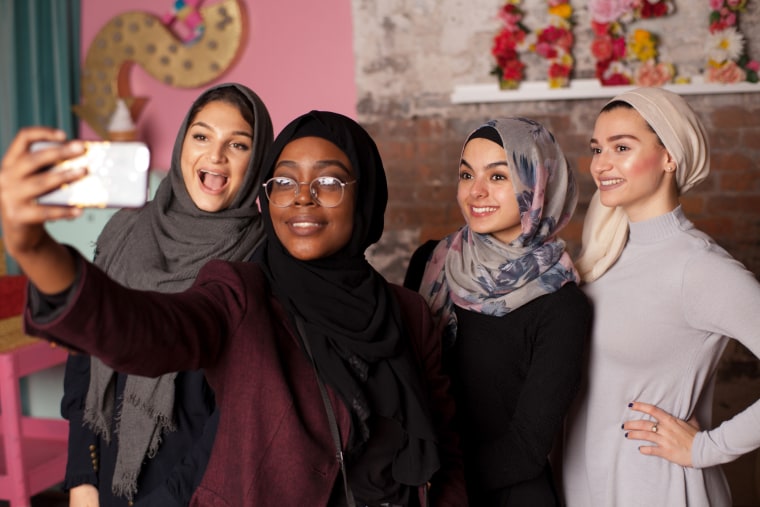 Image: Muslim girls take a selfie