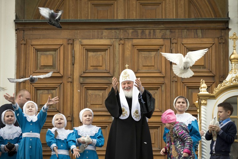 Image: releases birds at Annunciation Cathedral in Moscow
