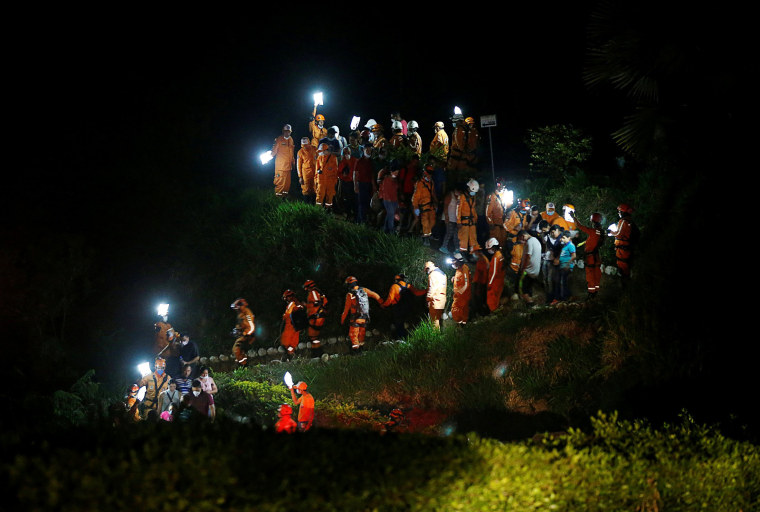 Image: Colombian civil defense workers bury the coffin of Jesus Diago