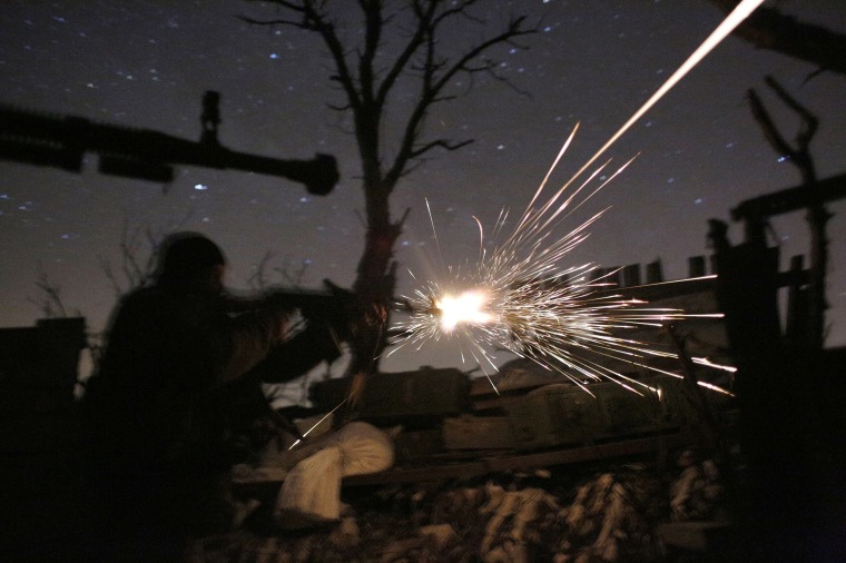 Image: Ukrainian servicemen fire machine guns during fighting with pro-Russian separatists