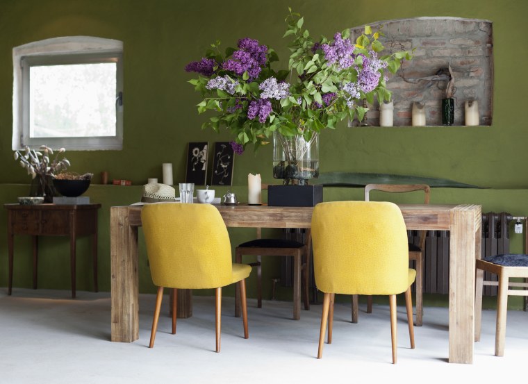 Image: Green dining room with fowers