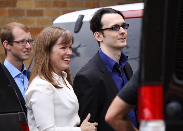 Image: Damien Echols and his wife Lorri Davis exit the Craighead County Courthouse Annex