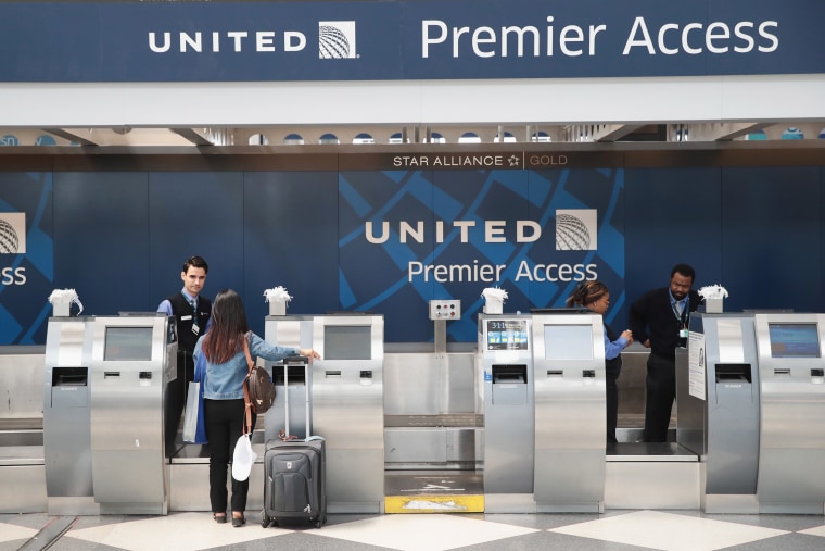 Image: Passengers arrive for flights at the United Airlines terminal at O'Hare International Airport