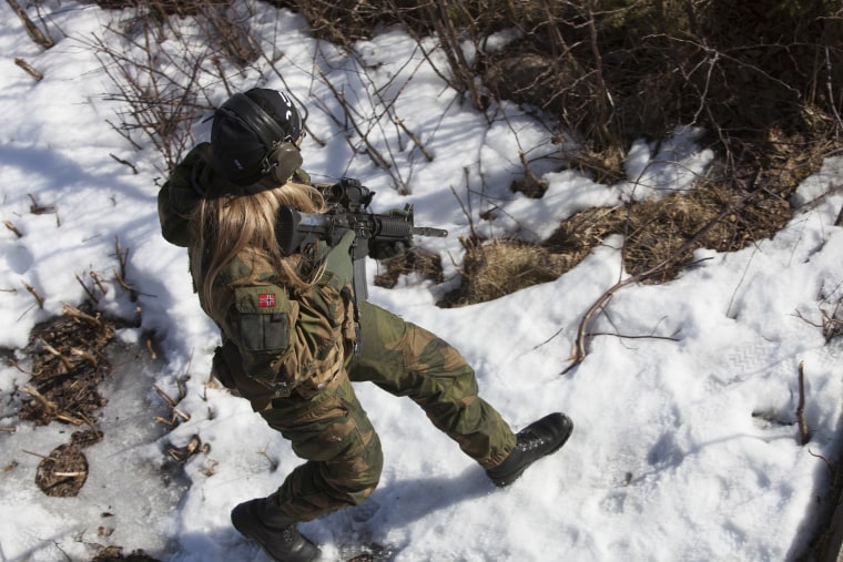 Image: A female soldier during a contact drill at the Terningmoen Camp in Elverum
