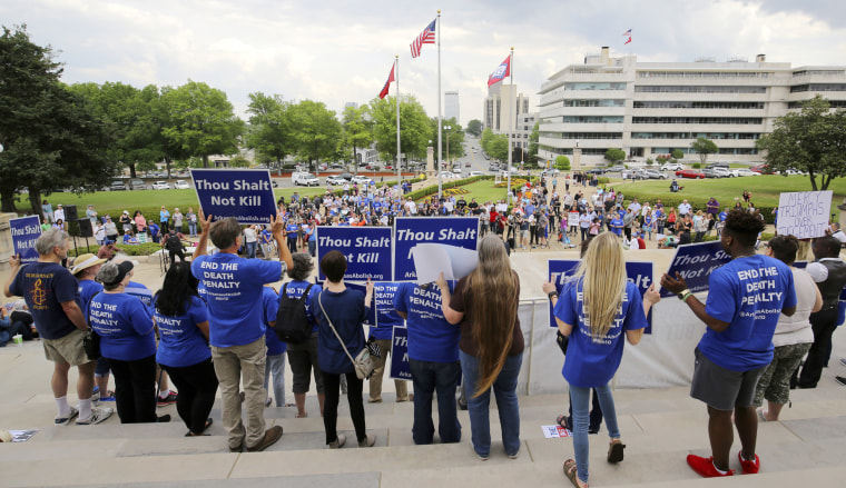 Image: Crowds gather at a rally opposing Arkansas' upcoming executions