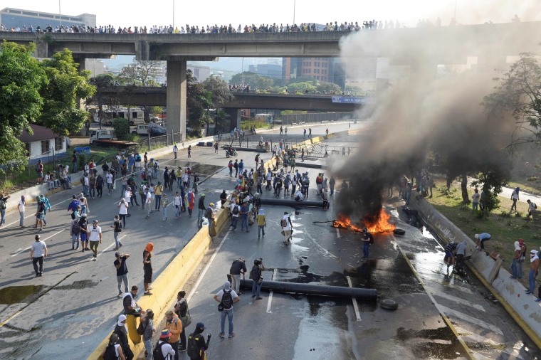 Image: Opposition activists set up barricades in Caracas