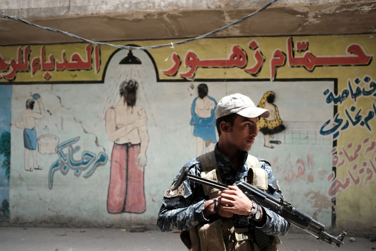 Image: An Iraqi soldier in Mosul 