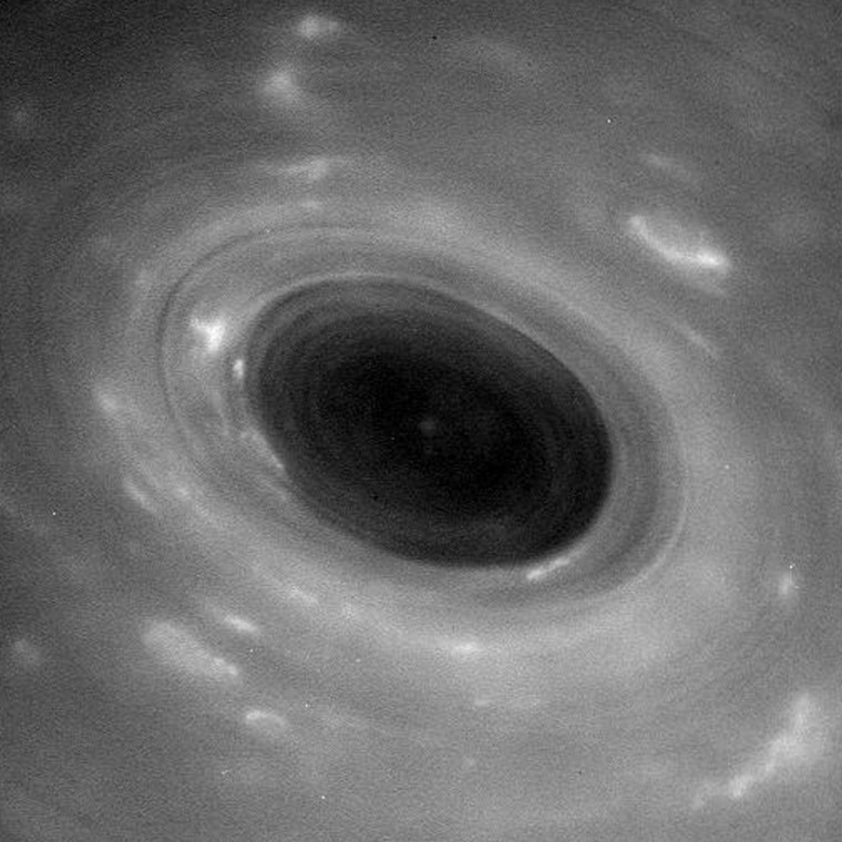 Image: NASA's Cassini spacecraft in its first Grand Finale dive past Saturn