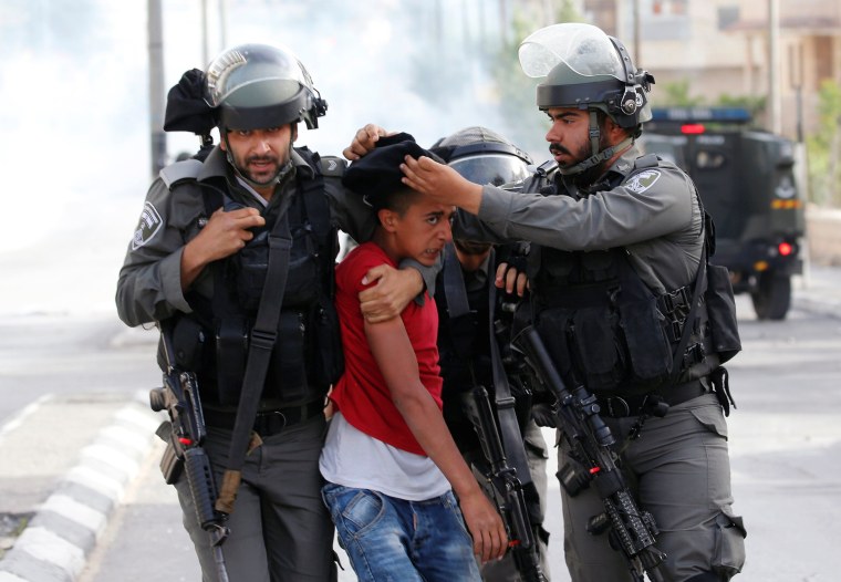 Image: Israeli border police officers detain a Palestinian protester 