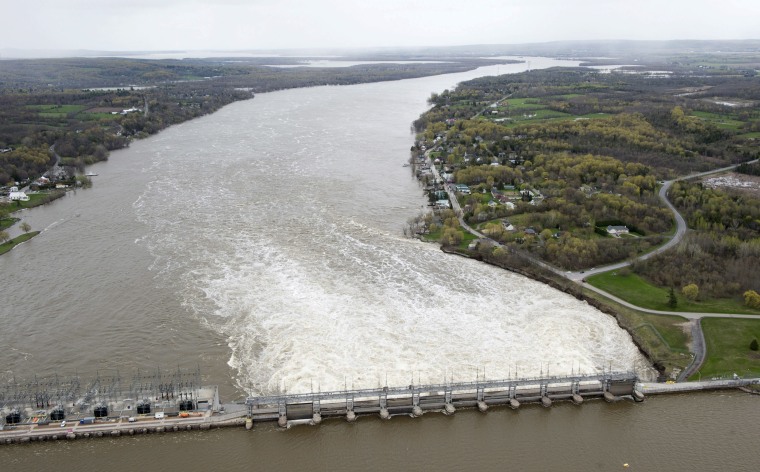 Image: The Carillon dam on the Ottawa River