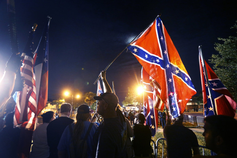 Image: Demonstrators who supports keeping Confederate era monuments protest