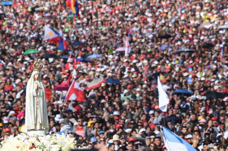 Image: Crowd of devotees in Fatima.