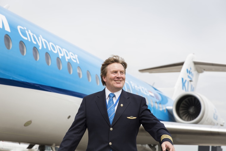 Image: Dutch King Willem-Alexander in front of a KLM Cityhopper Fokker 70.