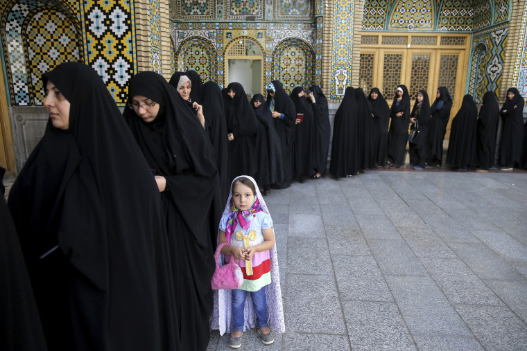 Image: Iranian women line up to vote