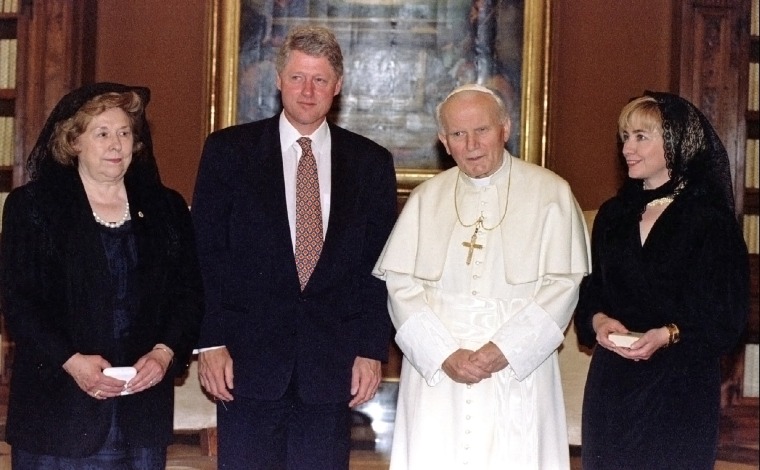 Image: President Bill Clinton, Hillary Rodham Clinton and Dorothy Rodham meet Pope John Paul II