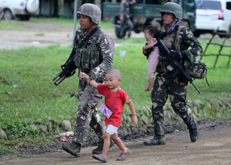Image: Government troops conduct military offensive against rebels in Marawi City