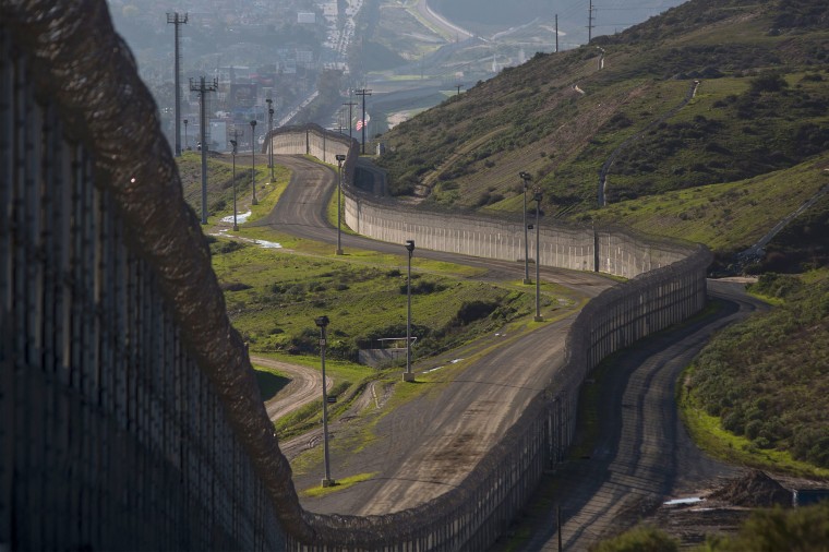 Image: Steel walls, fences, razor wire and other barricades on the US-Mexico border