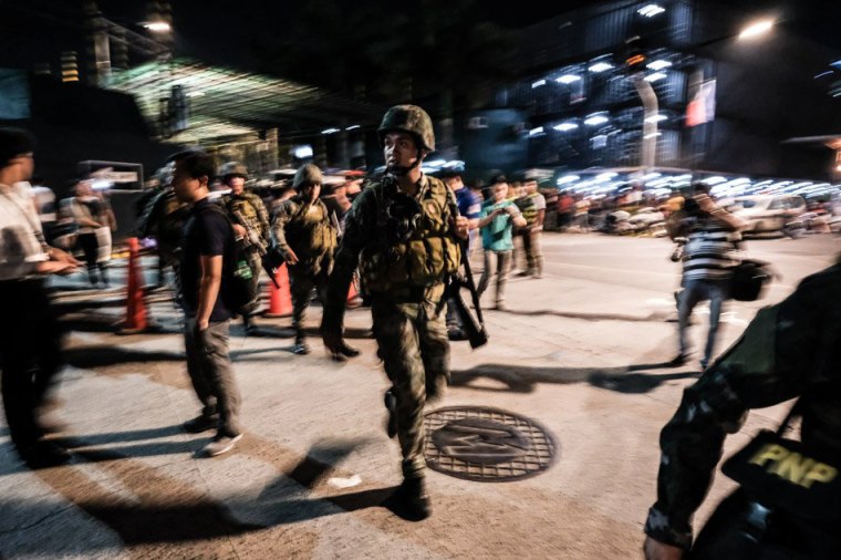 Image: Filipino soldiers take their position outside Resorts World Manila after gunshots and explosions were heard in Pasay City in Manila