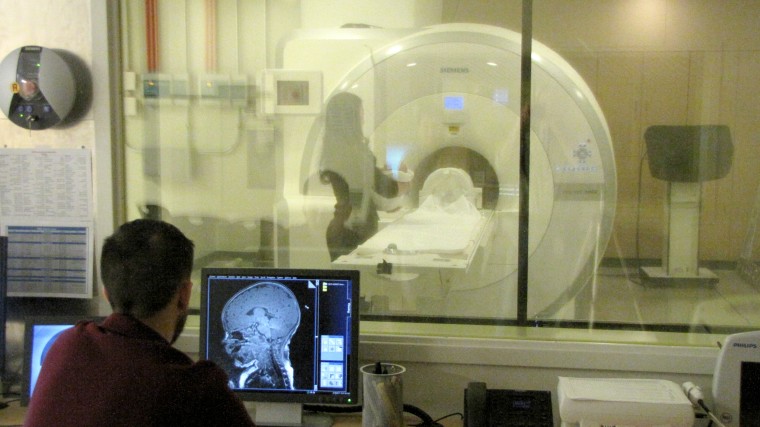 Image: An infant is being scanned during natural sleep.