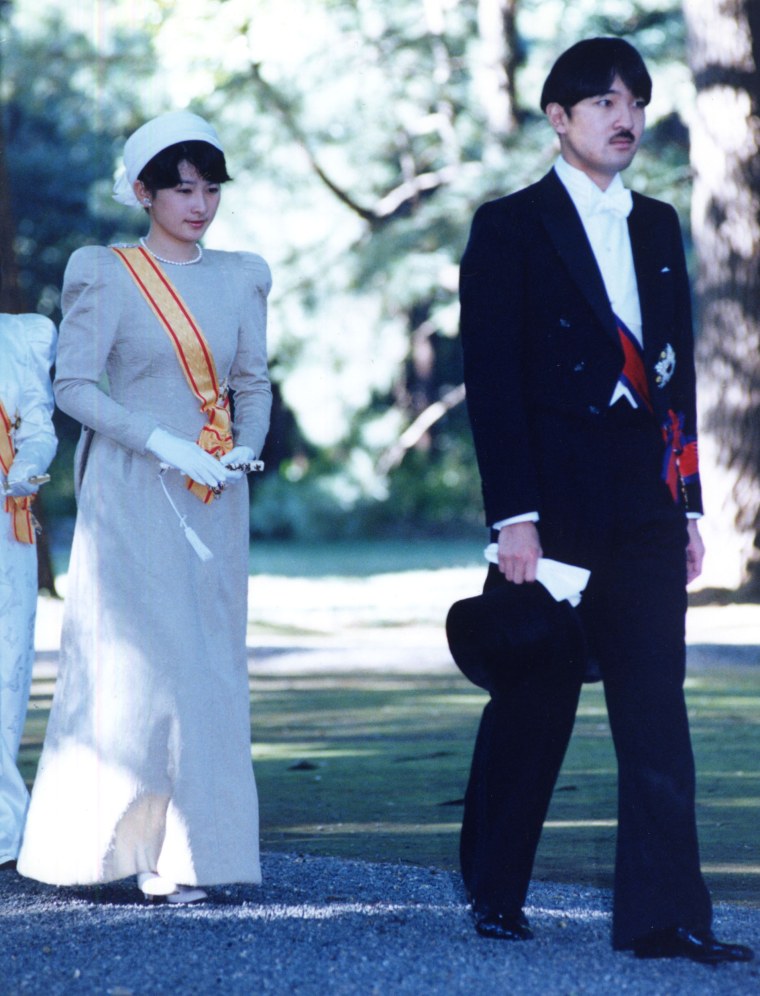 Image: Prince Aya walks with his wife Princess Kiko toward the Imperial Palace for the enthronement ceremonies for his father