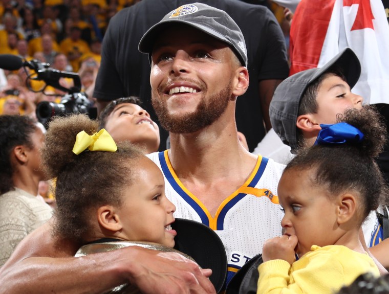 Stephen Curry's daughter steals press conference spotlight — again!