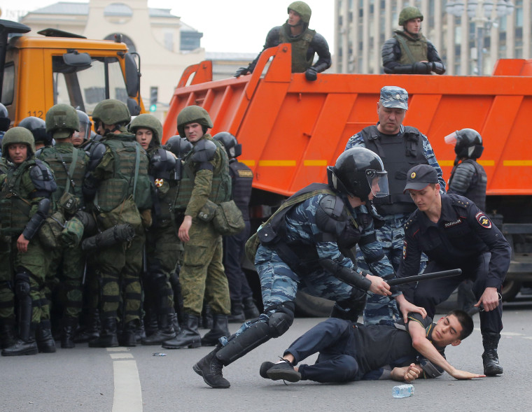 Image: Riot police detain a demonstrator during an anti-corruption protest in central Moscow