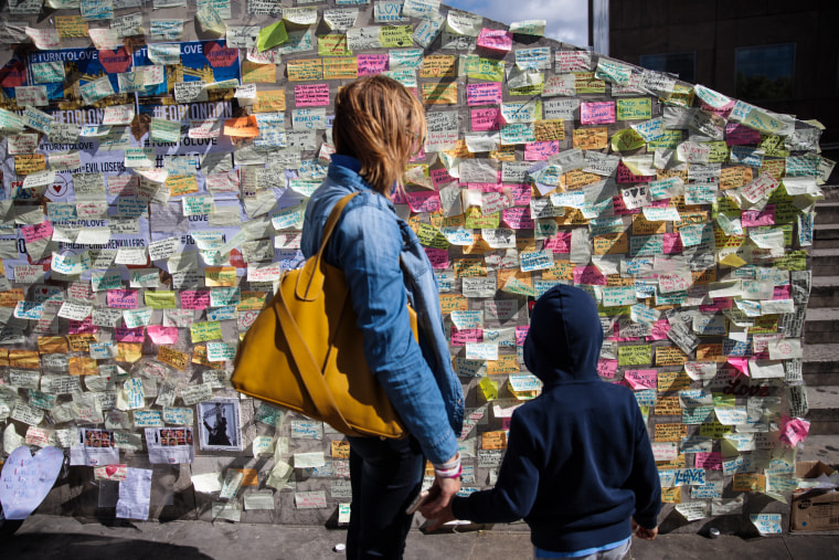 Image: Passersby visit a memorial to victims of the London Bridge attack