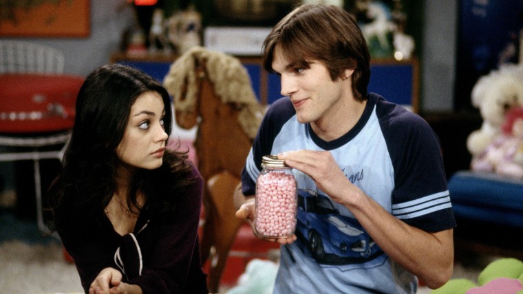 MILA KUNIS &amp; ASHTON KUTCHER THAT '70S SHOW (1998)