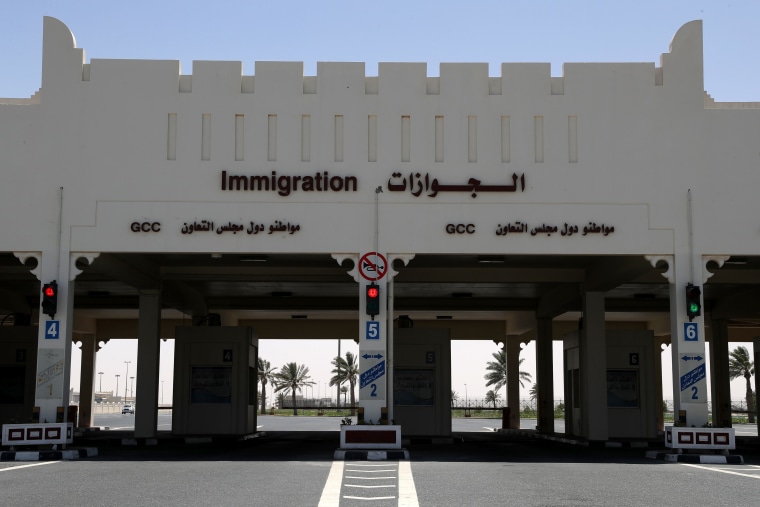 Image: Border crossing between Saudi Arabia and Qatar