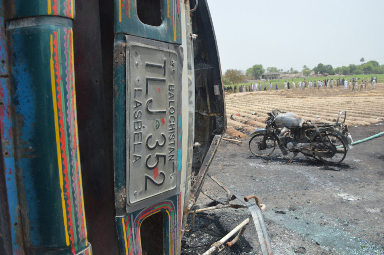 Image: At least 123 people killed in an Oil tanker explosion near Bahawalpur