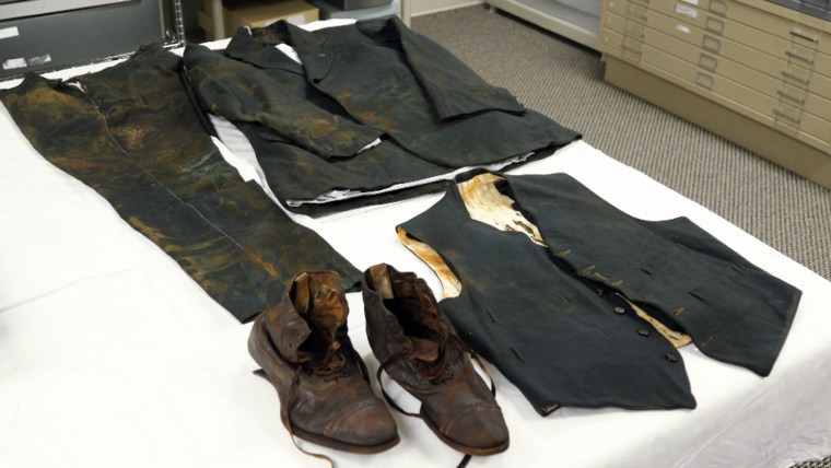 The well-preserved clothes of an Englishman emigrating to the United States are on display.
