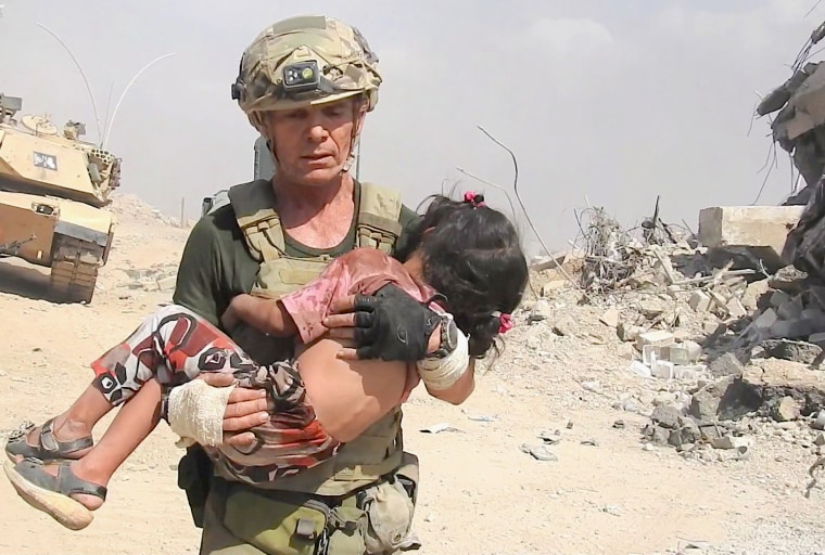 Image: Dave Eubank carries a young girl to safety in Mosul
