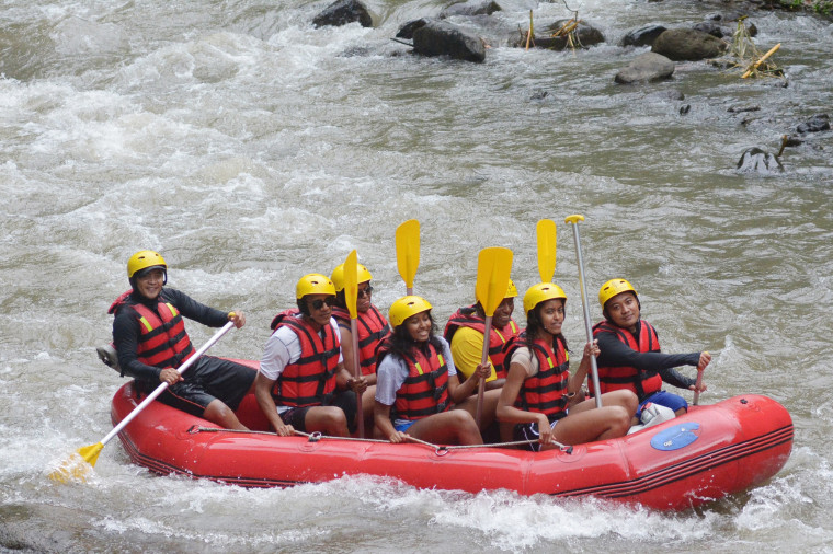 Image: The Obamas go rafting in Bali
