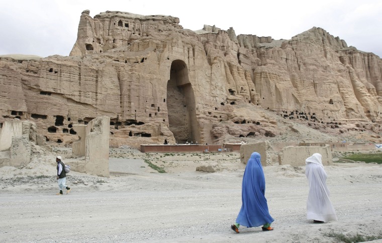 Obrázek: Ženy procházejí kolem útesů v Bamiyan, Afghánistán