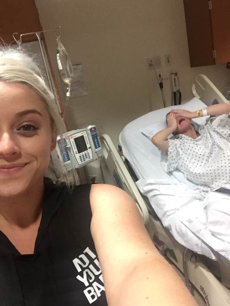 Woman takes selfie with pregnant sister in labor at hospital picture