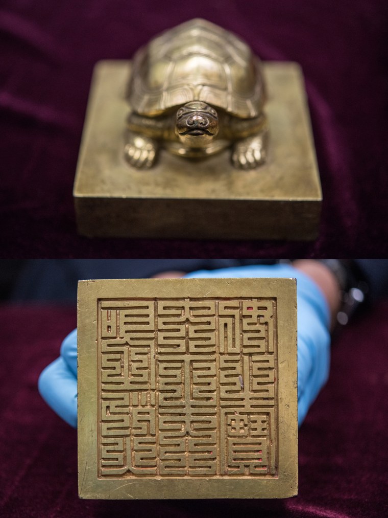 This bronze seal was designed to honor Queen Munjeong, who reigned from 1545 to 1565.