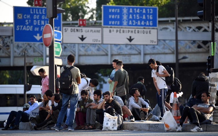 Image: Migrants and refugees gather in the streets