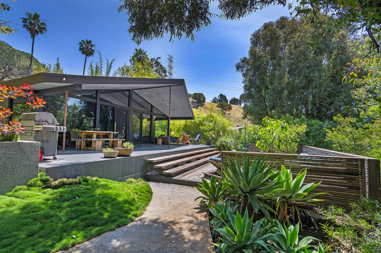 It just might be love at first sight with this Hollywood home.