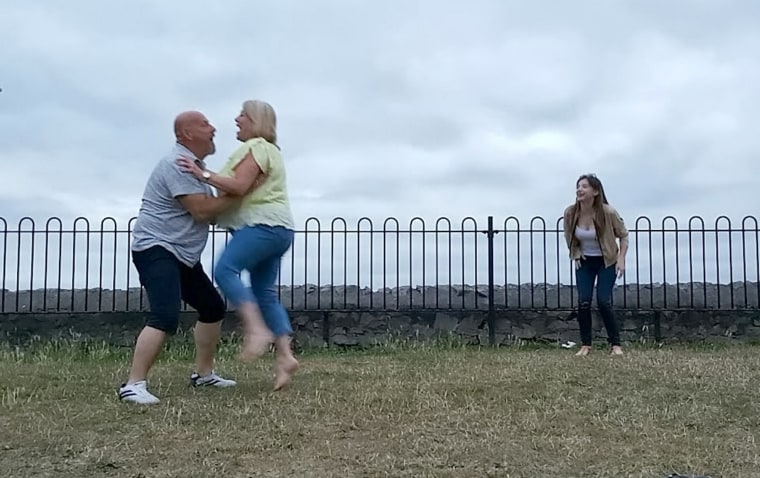 couple trying (and failing) to do the Dirty Dancing lift move