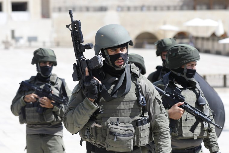 Image: Two policemen shot by three gunmen at the Temple Mount