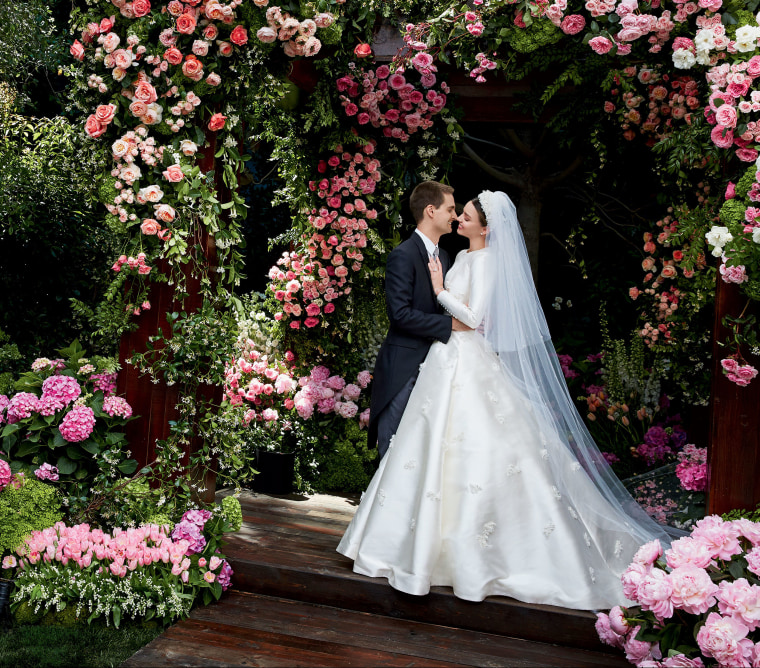 23 Elegant Long-Sleeve Wedding Dresses for Winter Weddings