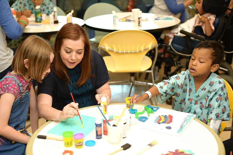 Hannigan and daughter Satyana shared their love of art projects with kids at LAC USC Medical Center. 