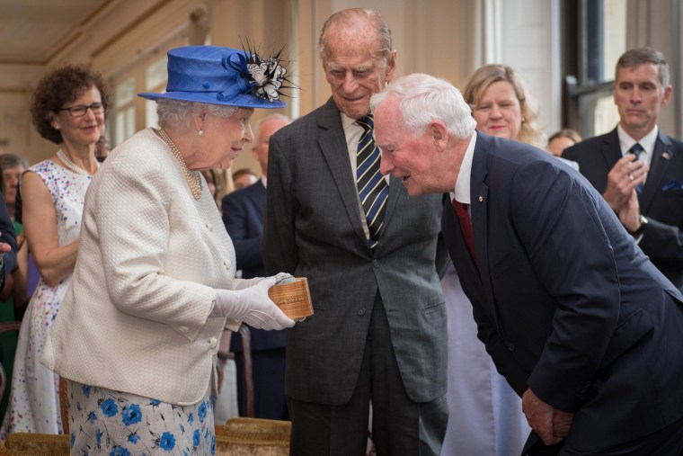 Image: Queen Elizabeth II and Canada governor general David Johnston