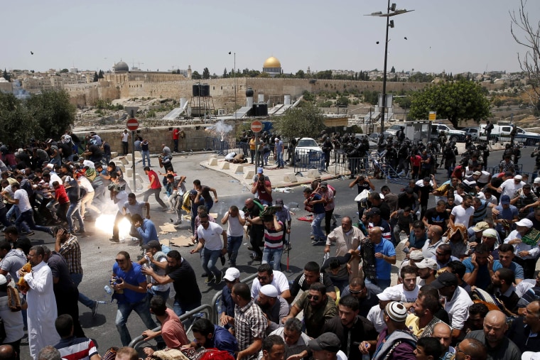 Image: Worshipers run from teargas fired by Israeli forces in Jerusalem 