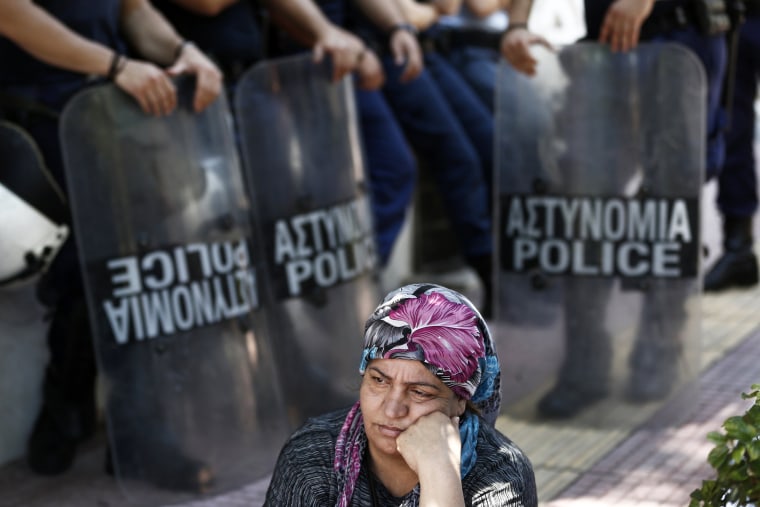 Image: Syrian refugees protest outside German embassy in Athens