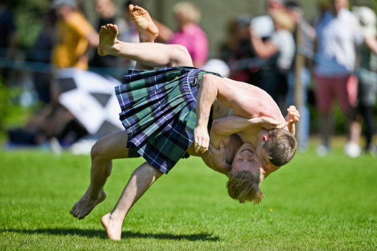 Image: World's Best Caber Tossers Gather For The Inverary Highland Games
