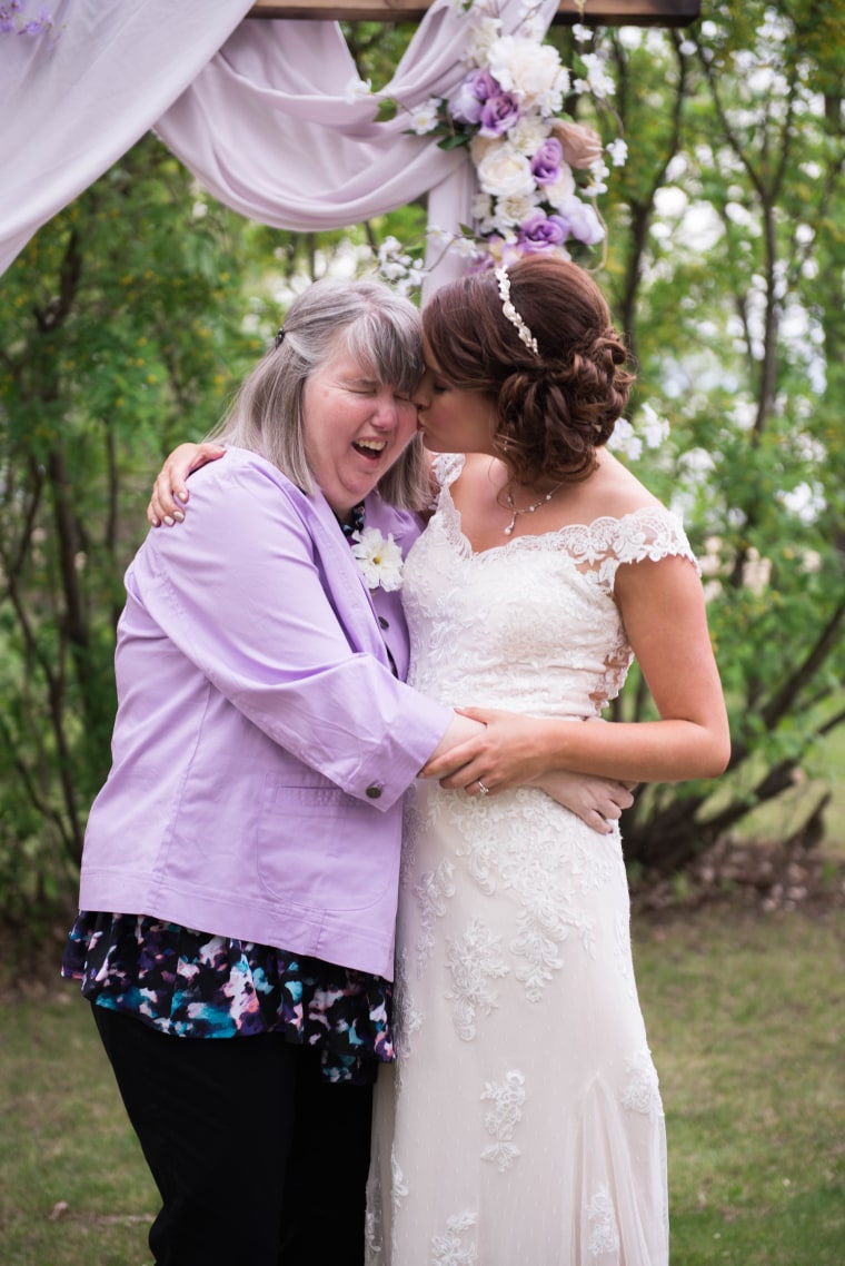 Couple plans wedding in 25 days so mom with Alzheimer's can attend