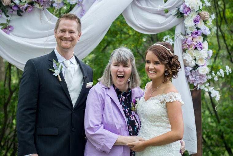 Couple plans wedding in 25 days so mom with Alzheimer's can attend