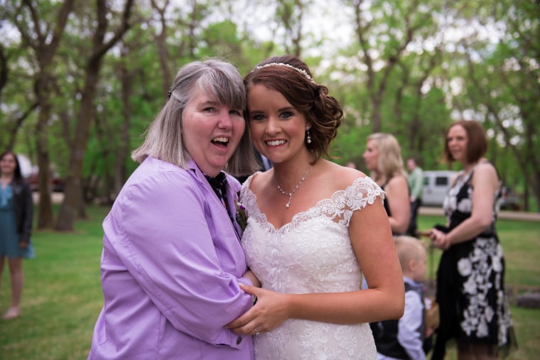 Couple plans wedding in 25 days so mom with Alzheimer's can attend
